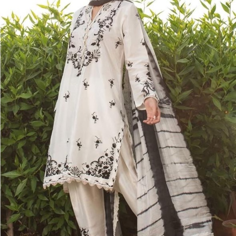 Farah Talib Aziz 2 piece Silk Shirt and Dupatta Size Small
